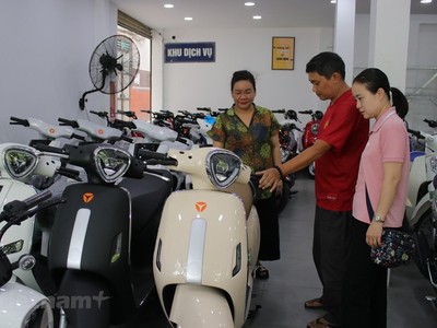 Thị trường xe máy, xe đạp điện nhộn nhịp người mua trước mùa tựu trường. (Ảnh: Minh Hiếu/Vietnam+)