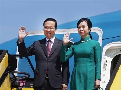 Chủ tịch nước Võ Văn Thưởng cùng Phu nhân đến Sân bay Quốc tế Vienna, Thủ đô Vienna, bắt đầu chuyến thăm chính thức Cộng hòa Áo. (Ảnh: Thống Nhất/TTXVN)