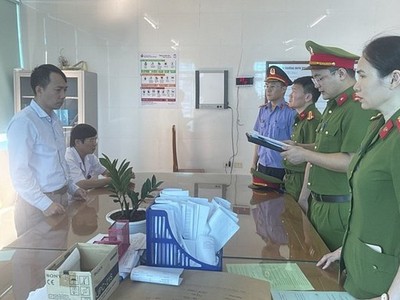 Cán bộ cảnh sát điều tra đọc lệnh khởi tố bị can đối với Trần Đức Lượng. (Nguồn: Công an Nghệ An).