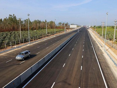 Một đoạn tuyến cao tốc Phan Thiết - Dầu Giây do Nhà nước đầu tư 100% vốn Ảnh: Dương Giang.
