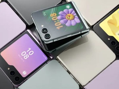 Màn hình bên ngoài của Z Flip 5 chiếm gần hết mặt trên của điện thoại khi gập lại. (Ảnh: Samsung)