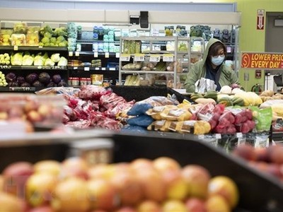 Khách hàng mua sắm tại một siêu thị ở Millbrae, California, Mỹ. (Ảnh: THX/TTXVN)