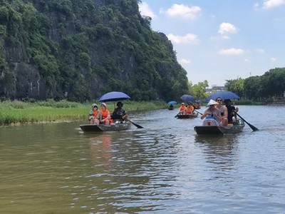 Khách du lịch quốc tế tham quan Tam Cốc, xã Ninh Hải, huyện Hoa Lư, tỉnh Ninh Bình. (Ảnh: Đỗ Huy/Vietnam+)