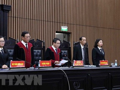 Thẩm phán, Chủ tọa phiên tòa Vũ Quang Huy tuyên án sơ thẩm đối với 54 bị cáo trong vụ án "Chuyến bay giải cứu." (Ảnh: Phạm Kiên/TTXVN)