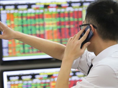 Dòng tiền chảy mạnh vào thị trường chứng khoán một phần là do tâm lý sợ bị “nhỡ tàu”.