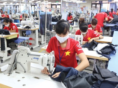 Thiếu đơn hàng lớn, các doanh nghiệp dệt may phải nhận thêm các đơn hàng nhỏ để có nguồn việc cho người lao động.