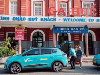 Taxi điện Xanh SM đón khách tại ga Huế. Ảnh: VinFast.