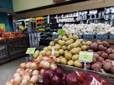 Giá hàng hoá tại một siêu thị ở Washington, Mỹ. (Ảnh: THX/TTXVN)