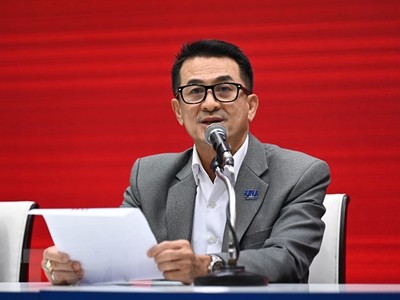 Lãnh đạo đảng Pheu Thai Cholnan Srikaew phát biểu tại cuộc họp báo ở Bangkok, Thái Lan, ngày 2/8/2023. (Ảnh: AFP/TTXVN)