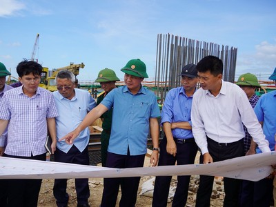 Chủ tịch UBND tỉnh Quảng Trị kiểm tra tiến độ, yêu cầu đẩy nhanh tiến độ 2 dự án giao thông trọng điểm tỉnh. Ảnh: Hồng Hà