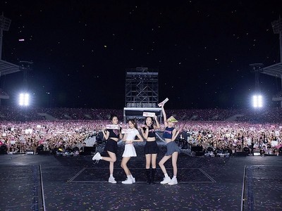 Nhóm nhạc Hàn Quốc BlackPink trong đêm diễn tại Hà Nội.