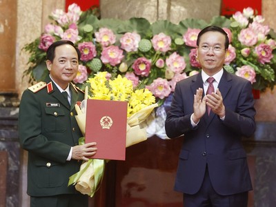 Chủ tịch nước Võ Văn Thưởng trao quyết định thăng quân hàm từ Trung tướng lên Thượng tướng đối với đồng chí Trịnh Văn Quyết.