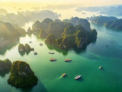 Vịnh Hạ Long là một trong ba di sản của Việt Nam (cùng với Hội An và vườn quốc gia Phong Nha - Kẻ Bàng) vừa được Tạp chí du lịch Wanderlust của Anh đưa vào top các Di sản ấn tượng nhất Đông Nam Á để du khách ghé thăm.