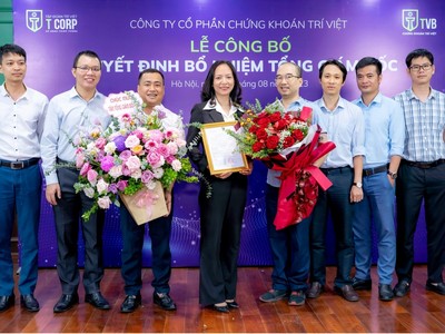 Bà Phùng Thị Thu Hà nhận hoa chúc mừng.