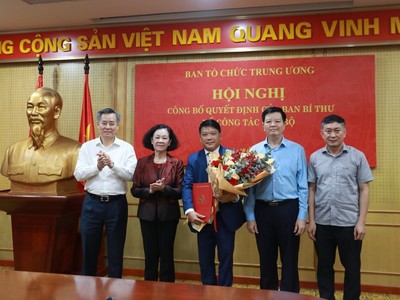 Lãnh đạo Ban Tổ chức Trung ương và Văn phòng Trung ương Đảng tặng hoa chúc mừng ông Phạm Trọng Cường.