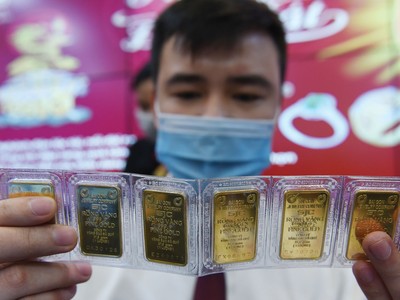 Giá vàng trong nước vẫn chênh lệch lớn so với giá vàng thế giới.