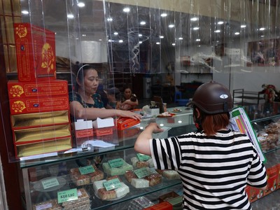 Nhiều doanh nghiệp kinh doanh bánh Trung Thu bắt đầu rịch rịch đón khách. (Ảnh: Minh Hiếu/Vietnam+)
