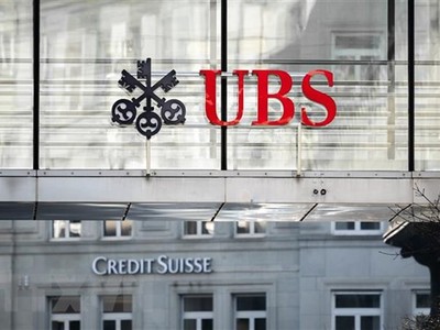 Biểu tượng ngân hàng UBS và Credit Suisse tại Zurich, Thụy Sĩ. (Ảnh: AFP/TTXVN)