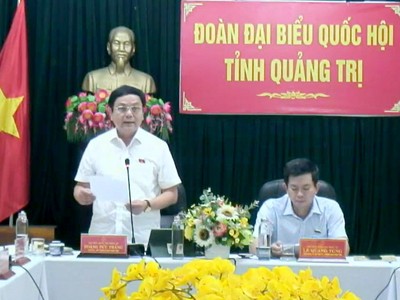 Đại biểu Hoàng Đức Thắng chất vấn tại đầu cầu Quảng Trị.