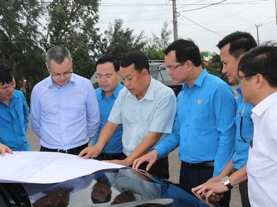 Bí thư Tỉnh ủy Phú Yên (thứ 2, từ bên trái qua) và lãnh đạo Tổng Liên đoàn Lao động Việt Nam trong chuyến khảo sát địa điểm dự kiến xây dựng khu thiết chế công đoàn tại Phú Yên. Ảnh Thanh Thúy.