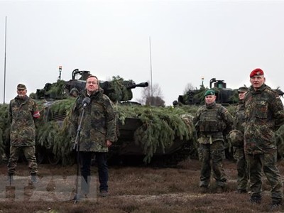 Bộ trưởng Quốc phòng Đức Boris Pistorius (thứ 2, trái) trong chuyến thăm các binh sỹ tại căn cứ huấn luyện ở Altengrabow, gần Moeckern, miền đông nước Đức, ngày 26/1/2023. (Ảnh: AFP/TTXVN)