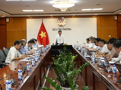 Bộ trưởng Bộ Công thương Nguyễn Hồng Diên, Phó trưởng ban thường trực Ban chỉ đạo Quốc gia về phát triển điện lực họp với các bên về triển khai dự án 500 kV mạch 3 đoạn Quảng Trạch.