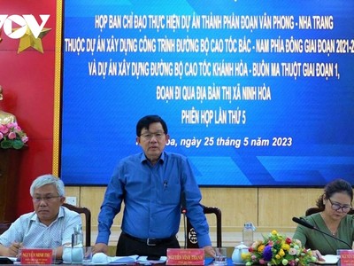 Ông Nguyễn Vĩnh Thạnh điều hành một cuộc họp của UBND thị xã Ninh Hòa (Ảnh: TL)