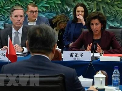 Bộ trưởng Thương mại Mỹ Gina Raimondo và Đại sứMỹ tại Trung Quốc Nick Burns gặp Bộ trưởng Thương mại Trung Quốc Vương Văn Đào ở Bắc Kinh ngày 28/8. (Nguồn: AFP/Getty Images)