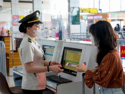 Công tác đảm bảo an ninh hàng không đượt siết chặt tại tất cả các khâu tại Cảng Hàng không quốc tế Nội Bài. (Ảnh: PV/Vietnam+).