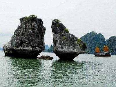 Hòn Trống Mái trên Vịnh Hạ Long. (Ảnh: Đình Na/TTXVN)