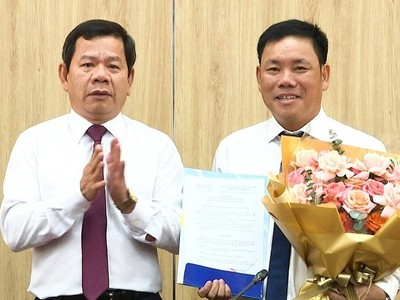 Chủ tịch UBND tỉnh Quảng Ngãi Đặng Văn Minh (bên trái) trao Quyết định bổ nhiệm và chúc mừng ông Nguyễn Văn Trọng. Ảnh: Tăng Thư - Mỹ An