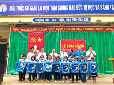 Mỗi chiếc balo _Quà vui tới trường_ của Bảo Việt Nhân thọ sẽ là người bạn đồng hành cùng các em trên con đường tới lớp.