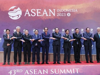 Thủ tướng Phạm Minh Chính và các Trưởng đoàn tham dự Phiên họp hẹp Hội nghị Cấp cao ASEAN lần thứ 43. (Ảnh: Dương Giang/TTXVN)