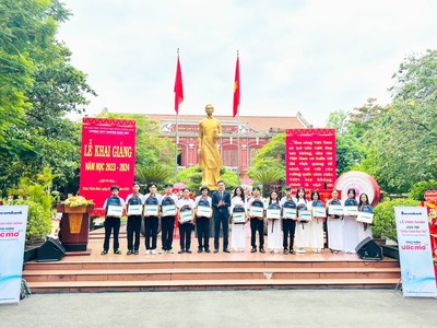 Trao học bổng tại Trường THPT Quốc học Huế (Thừa Thiên Huế).