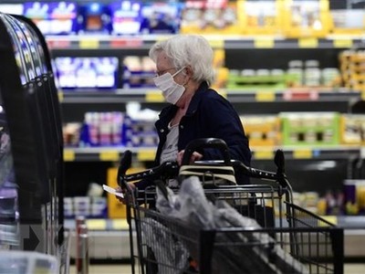 Người dân mua sắm tại một siêu thị ở Duesseldorf, Đức. (Ảnh: AFP/TTXVN)