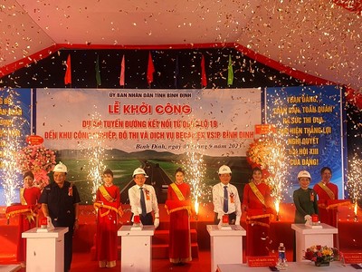 Các đại biểu nhấn nút khởi công Dự án tuyến đường kết nối quốc lộ 19 đến Khu công nghiệp, đô thị và dịch vụ Becamex VSIP Bình Định.