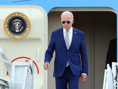 Tổng thống Hoa Kỳ Joe Biden tới Sân bay Quốc tế Nội Bài. (Ảnh: An Đăng/TTXVN).