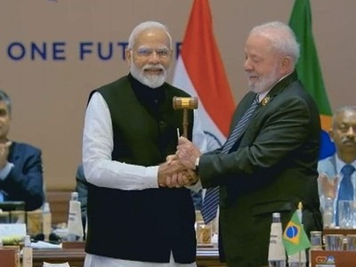 Thủ tướng Ấn Độ Narendra Modi trao búa Chủ tịch G20 cho Tổng thống Brazil Luiz Inacio Lula da Silva. (Nguồn: PTI)