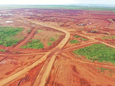 Các nhà thầu đang huy động thiết bị, nhân lực để thi công dự án sân bay Long Thành. Ảnh: Lê Toàn.