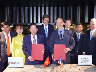 Buổi ký kết dưới sự chứng kiến của bà Nguyễn Thị Phương Thảo, Phó Chủ tịch Thường trực HĐQT HDBank và ông John Kerry, Đặc phái viên Tổng thống Mỹ.