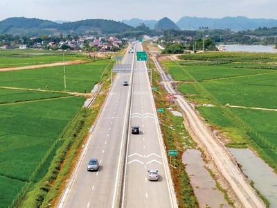 Tính đến đầu tháng 9/2023, có 4 dự án thành phần đường bộ cao tốc Bắc - Nam phía Đông, đoạn từ Ninh Bình đến Nghệ An đã thông xe, đưa vào khai thác.