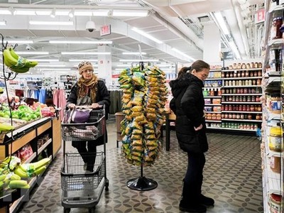 Người dân mua sắm tại một cửa hàng ở Queens, New York, Mỹ. (Ảnh: THX/TTXVN).