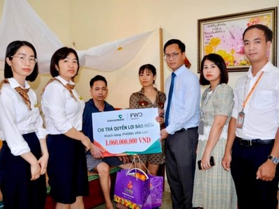 Đại diện Vietcombank Hải Dương và đại diện FWD Việt Nam thăm hỏi, tặng quà và trao biển tượng trưng chi trả quyền lợi bảo hiểm cho anh Phùng Văn Lực.