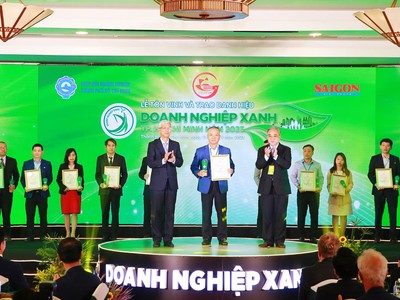 Ông Phan Đình Tuệ - Thành viên HĐQT Sacombank nhận giải thưởng “Doanh nghiệp xanh TP.HCM năm 2023” từ đại diện BTC.