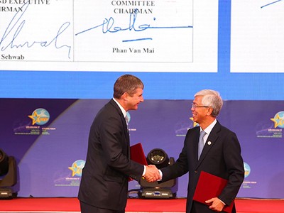 Ông Võ Văn Hoan (bên phải), Phó chủ tịch UBND TP.HCM và ông Jeremy Jurgens, Giám đốc điều hành Diễn đàn Kinh tế Thế giới trao bản tuyên bố chung hợp tác giữa hai bên.