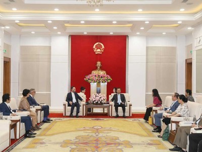 Buổi tiếp Tập đoàn JTA, Qatar, cùng đối tác đến thăm, khảo sát, tìm hiểu môi trường đầu tư, cơ hội hợp tác tại Quảng Ninh. Nguồn: Quảng Ninh Portal.