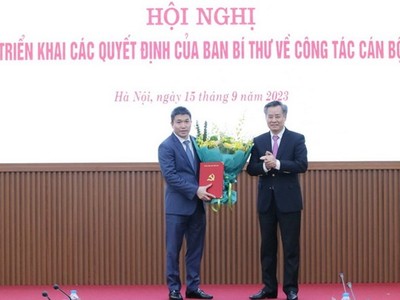Ông Nguyễn Quang Dương, Phó Trưởng Ban Tổ chức Trung ương trao Quyết định và tặng hoa chúc mừng ông Phan Anh Sơn. (Nguồn: Liên hiệp các tổ chức Hữu nghị Việt Nam)