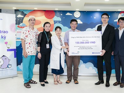 Shinhan Life trao tặng 150 triệu đồng hỗ trợ bệnh nhi ung thư có hoàn cảnh khó khăn.