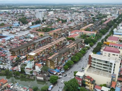 Toàn cảnh 10 dãy chung cư ở phường Vạn Mỹ trên đường Đà Nẵng. Ảnh: LT.