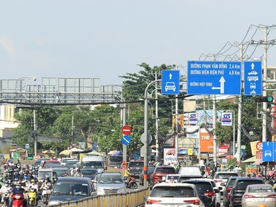 Quốc lộ 13 đoạn từ ngã tư Bình Phước đến cầu Bình Triệu là một trong 5 dự án được đề xuất mở rộng theo hình thức BOT. Ảnh: Lê Toàn.